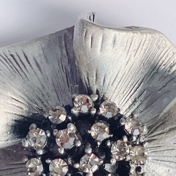 VTG Mid Century Brooch Flower Rhinestones Domed Layered Silver Tone Pin - Picture 5 of 10